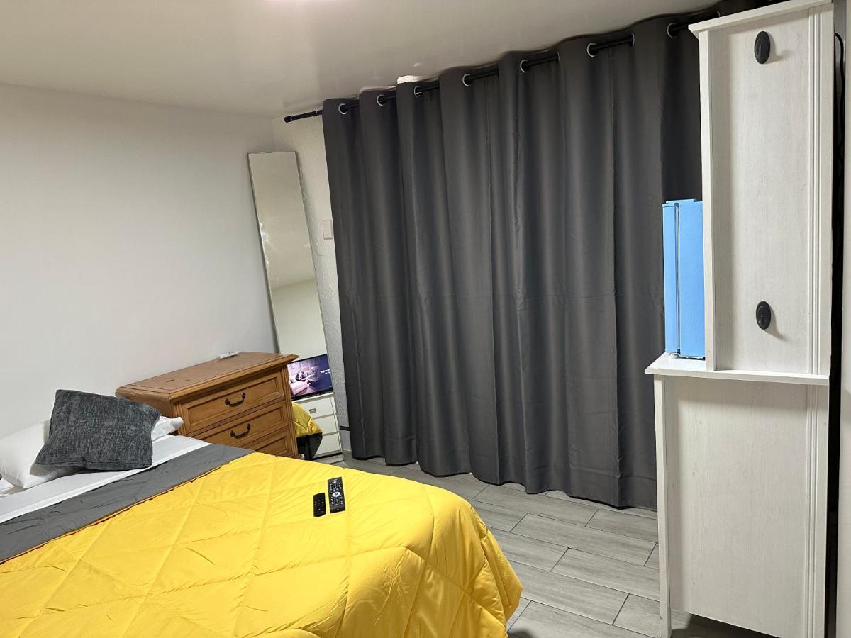 Serene Full Bed With 50 Inch Smart Tv, Netflix, Airplay, Mini-fridge, And 500 Mbps Wifi Near Fiu, Dolphin Mall, Airport Séjour chez l'habitant Miami